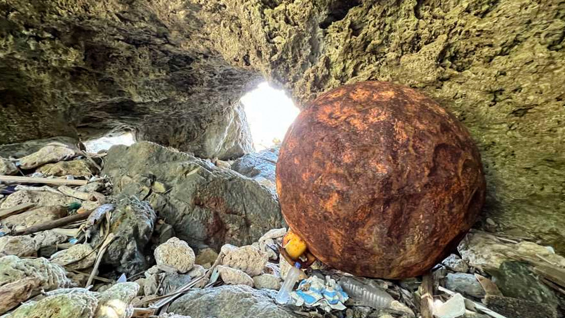 Hallan otra bola anaranjada de hierro en la costa de Japón (FOTO)