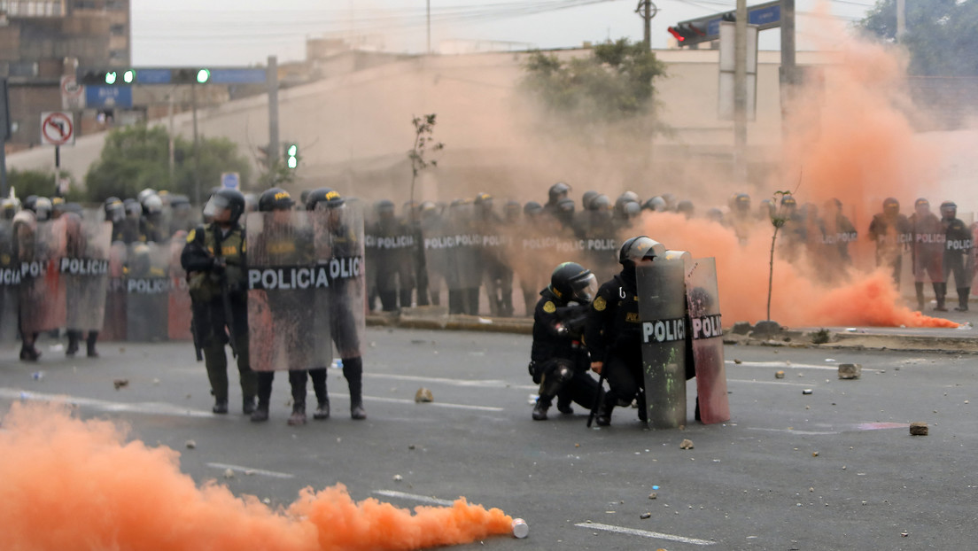 La Policía de Perú lanza bombas lacrimógenas contra manifestantes en Lima