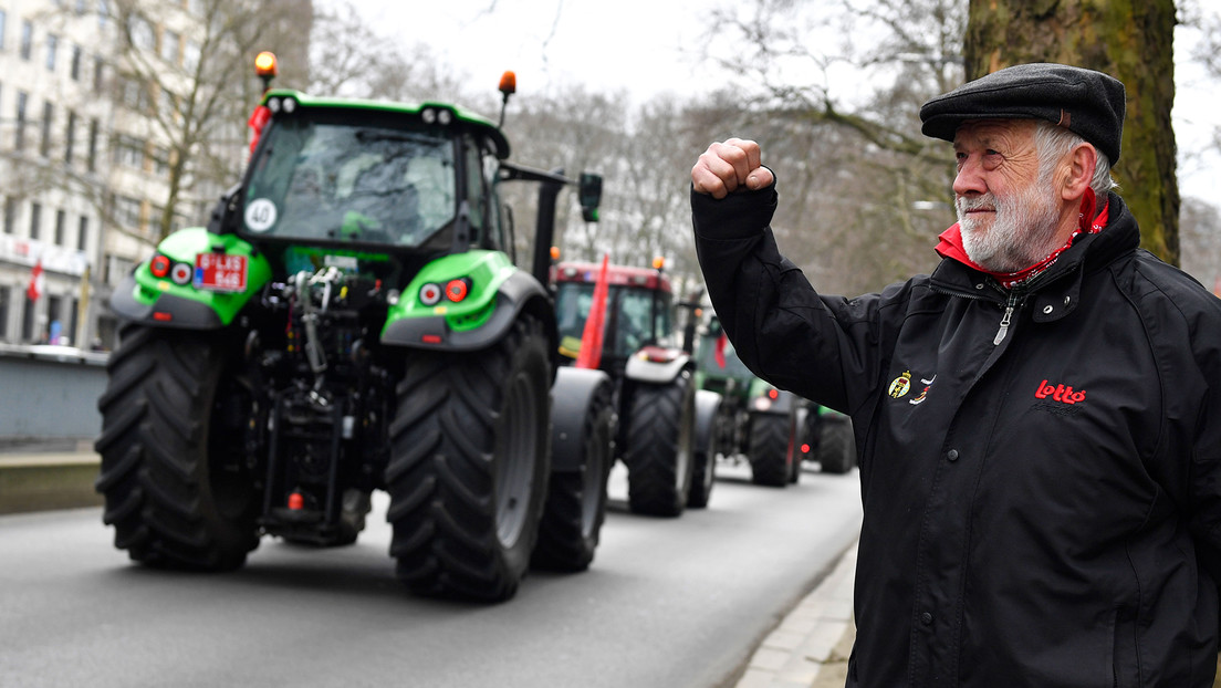 "Una carnicería socioeconómica": Agricultores paralizan Bruselas con miles de tractores en una protesta (VIDEOS, FOTOS)