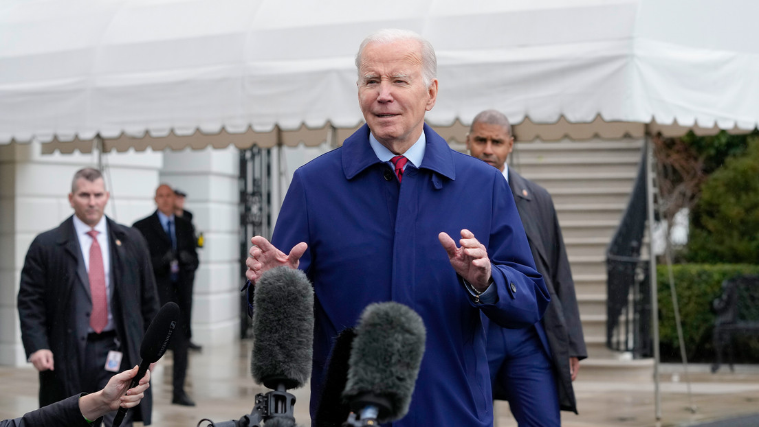 VIDEO: Joe Biden se acerca a los periodistas, los mira y se va