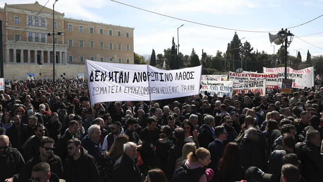 Miles de personas protestan en Atenas por la mortífera colisión de dos trenes