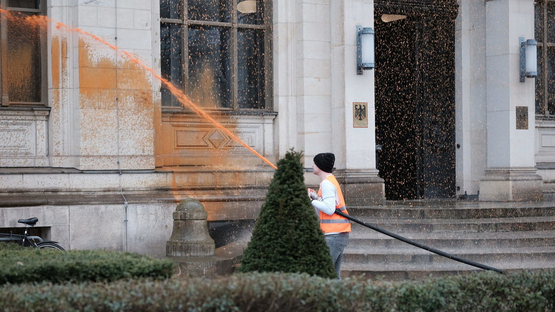Activistas medioambientales rocían con un líquido naranja el Ministerio de Transporte alemán