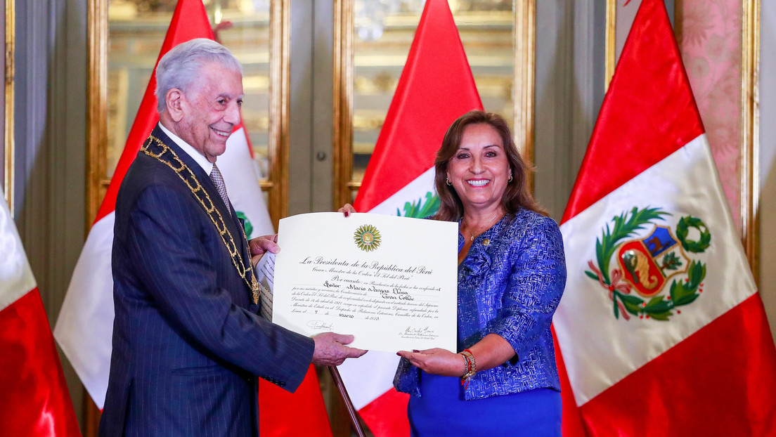 Vargas Llosa respalda a Boluarte tras ser premiado en Perú