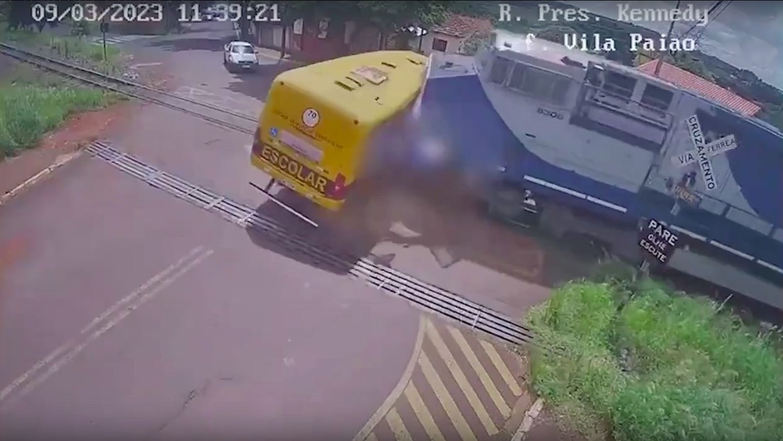 VIDEO: Autobús de un colegio de educación especial es embestido por un tren en Brasil