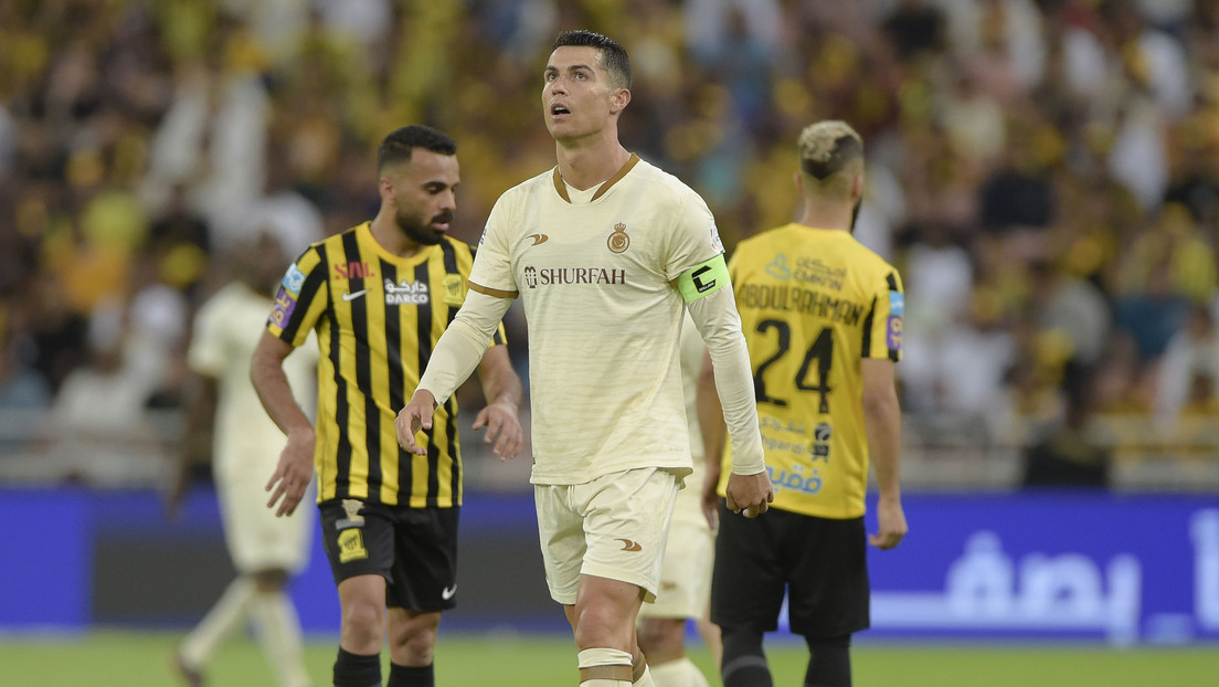 Ronaldo se desquita pateando botellas de agua tras su primera derrota en la liga de Arabia Saudita (VIDEO)