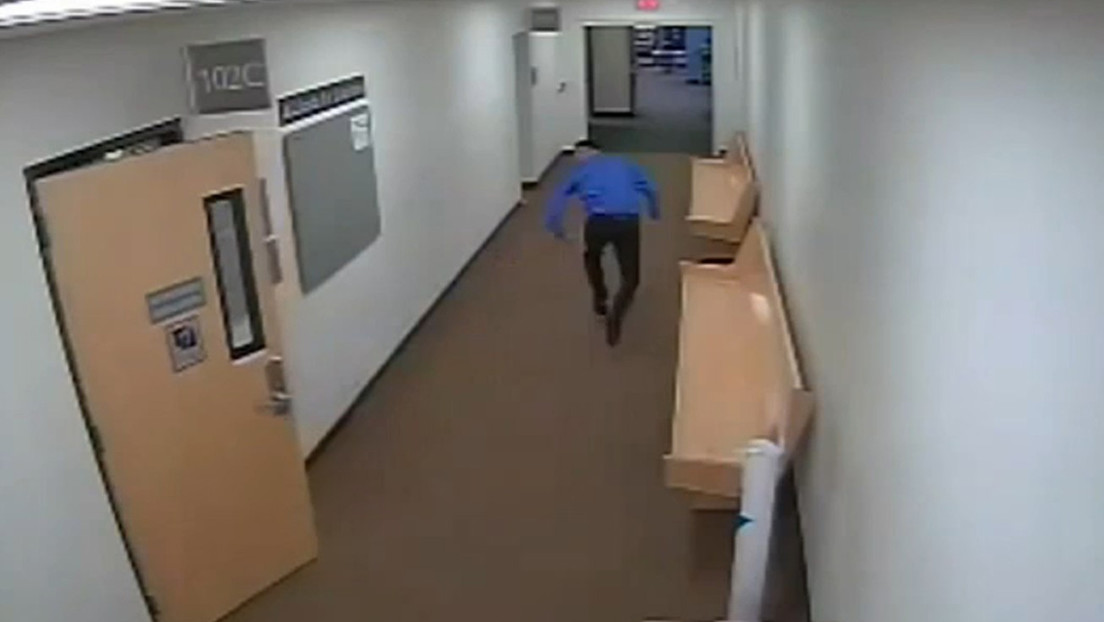 Un sospechoso de asesinato huye de una corte durante su juicio (VIDEO)