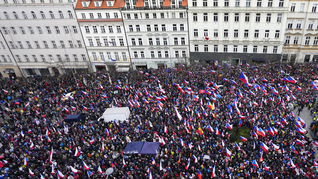 VIDEO: Miles de personas participan en una protesta antigubernamental en Praga
