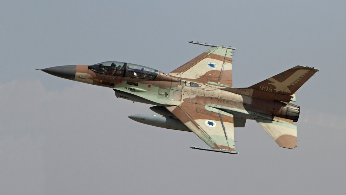 Dos cazas tácticos F-16 de Israel lanzan un ataque con misiles contra Siria