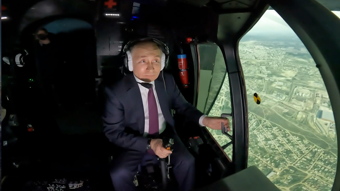 VIDEO: Putin prueba un simulador de vuelo en helicóptero en una fábrica de aviones rusa