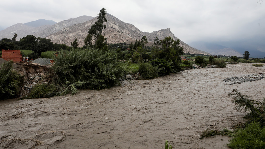 Las fuertes lluvias por el ciclón Yaku persisten en Perú con Lima en "alerta roja" (VIDEOS)