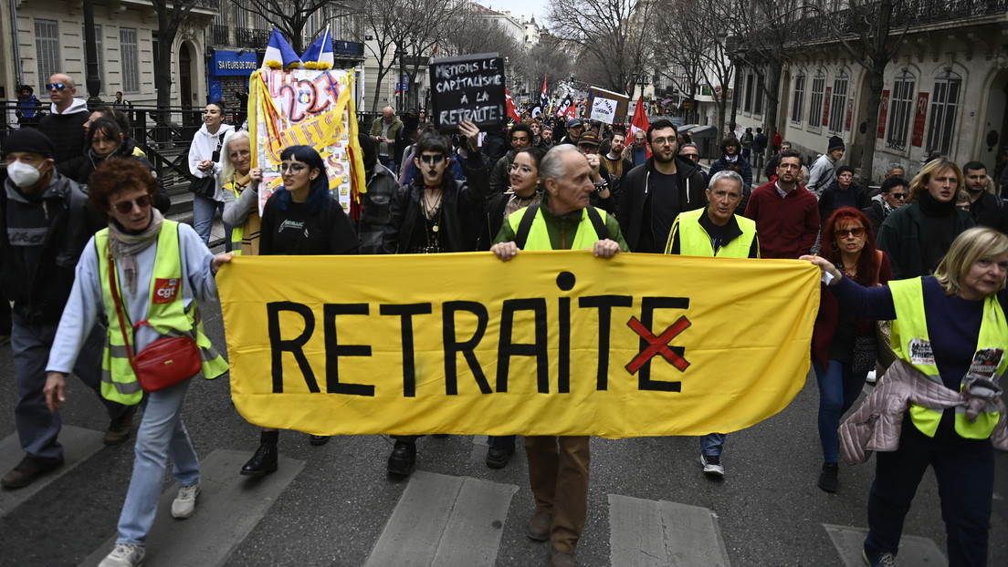 Manifestantes contra la reforma de pensiones lanzan papel higiénico a una prefectura en Francia (VIDEOS)
