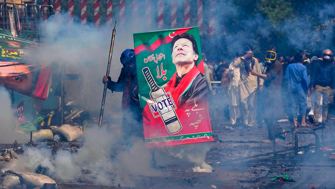 ¿Qué pasa con Imran Khan en Pakistán, el país en el ojo de "una tormenta perfecta"?