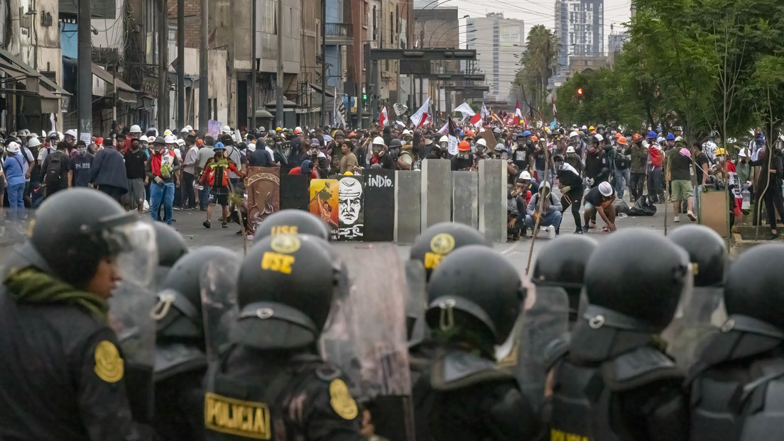 Sustituyen a ocho generales en Perú vinculados a la brutal represión de las protestas
