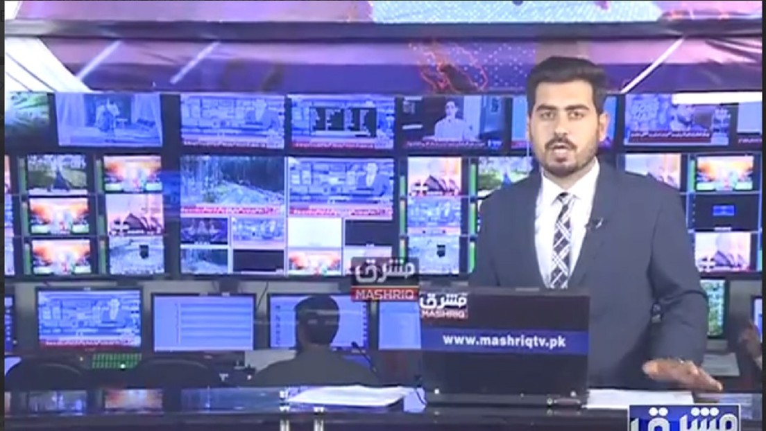 Un presentador de noticias recibe una sacudida en vivo por el sismo en Pakistán (VIDEO)