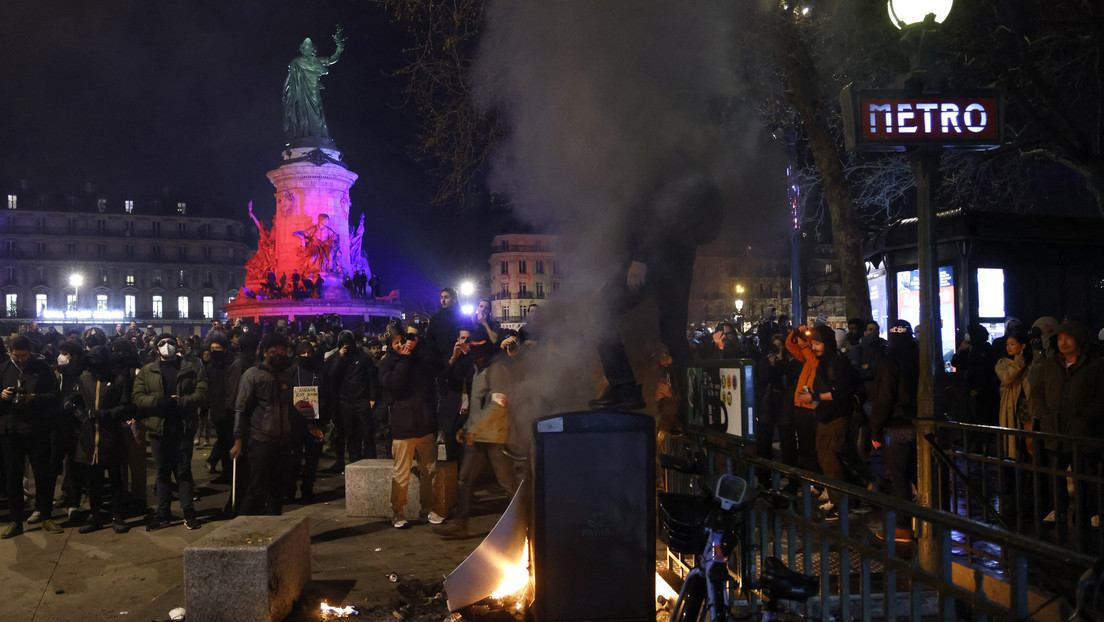 VIDEO: Manifestantes lanzan petardos y la Policía responde con gases lacrimógenos durante protestas en París