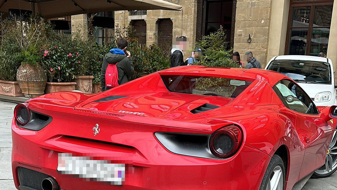 Multan con 500 dólares a un turista por conducir un Ferrari en una plaza en Italia