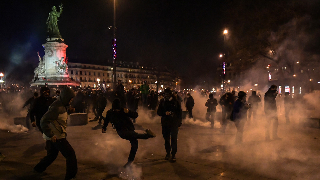 VIDEO: Policía arroja una granada de gas lacrimógeno a la cara de un manifestante en París