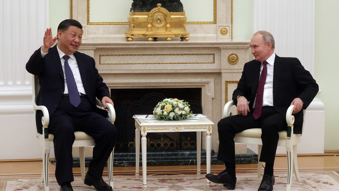 Putin, sobre la cumbre informal con Xi: "Sentados cerca de una chimenea y bebiendo té, hablamos acerca de todo sin prisa"