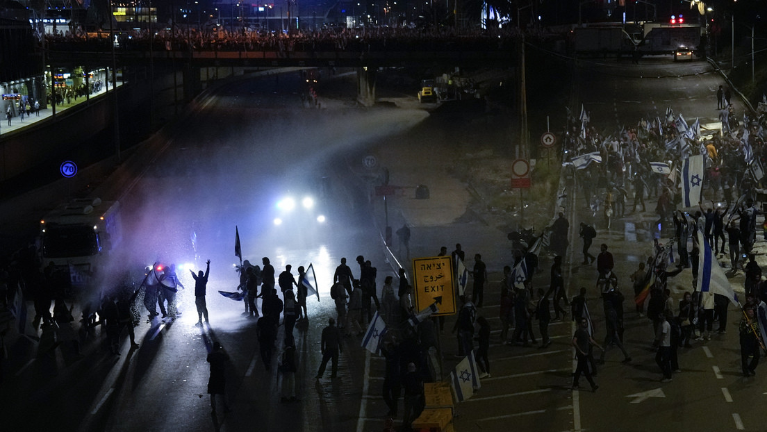 Policía israelí dispersa con cañones de agua a la multitud en una nueva protesta contra la reforma judicial (VIDEO)