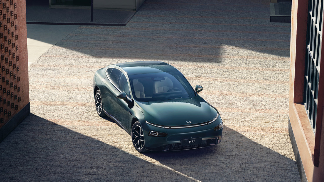 La 'Tesla china' lanza un copiloto con inteligencia artificial para sus coches (VIDEO)