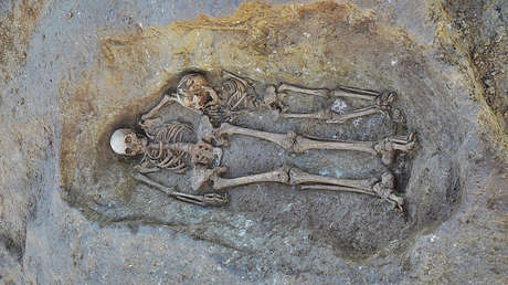 Encuentran en una tumba medieval los cuerpos de una mujer y un niño cogidos de la mano