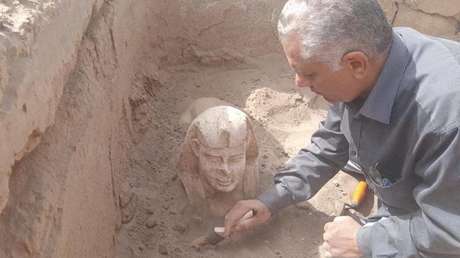 Encuentran en Egipto una estatua de una esfinge sonriente