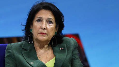 Asesor de Biden y la presidenta de Georgia celebran la retirada del proyecto de ley que provocó protestas en el país