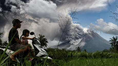VIDEO: Erupción del volcán más activo de Indonesia