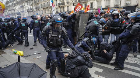 VIDEO: La Policía de París usa gases lacrimógenos durante una nueva jornada de protestas contra la reforma de las pensiones