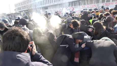 Recolectores de basura de París se enfrentan a la Policía en las protestas antigubernamentales (VIDEO)