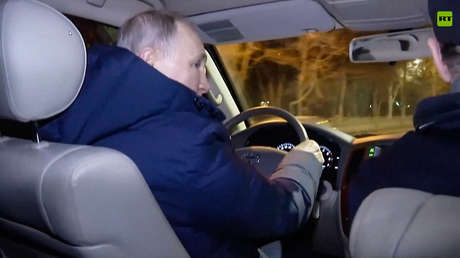 VIDEO: Putin conduce por las calles de Mariúpol