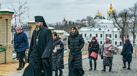 Policías con ametralladoras entran en el territorio del Monasterio de las Cuevas de Kiev
