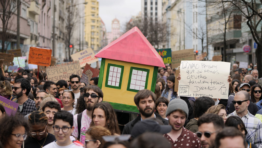 "La vivienda no es un negocio": miles de portugueses salen a la calle por la crisis inmobiliaria