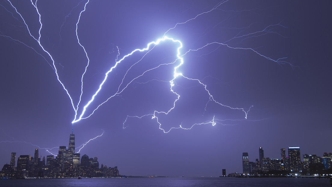 VIDEO: Un rayo impacta en el One World Trade Center e ilumina el cielo de Nueva York