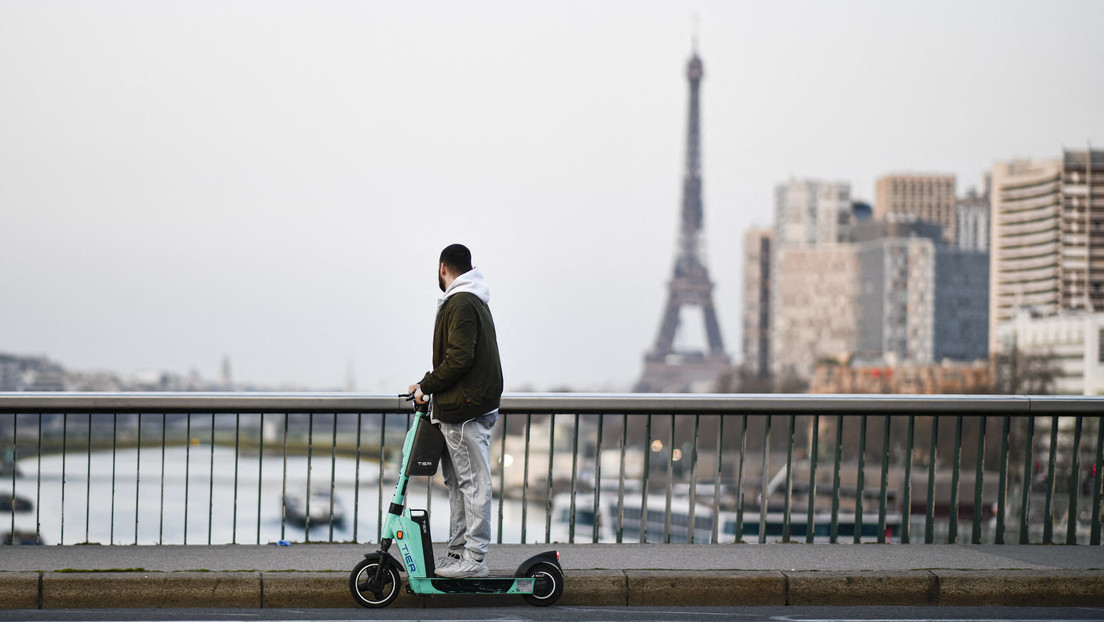 Parisinos votan a favor de prohibir el alquiler de patinetes eléctricos en la capital francesa