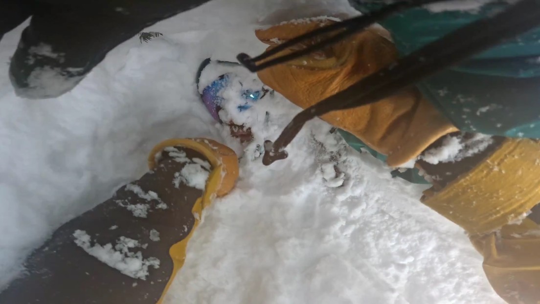 VIDEO: Momento en que rescatan por casualidad a un 'snowboarder' sepultado en la nieve sin poder respirar