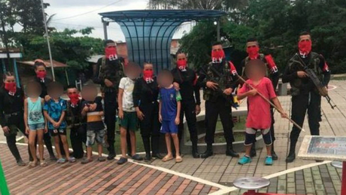 Una foto de miembros del ELN junto a niños causa indignación en Colombia y Petro responde
