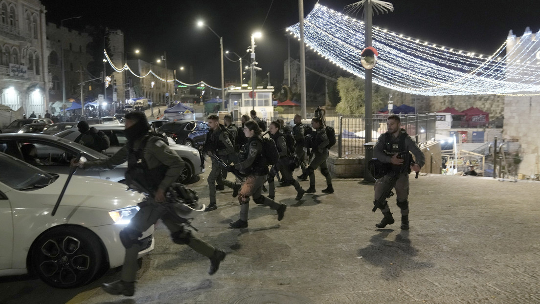 La Policía israelí irrumpe en la mezquita de Al-Aqsa y protagoniza brutales choques con civiles palestinos