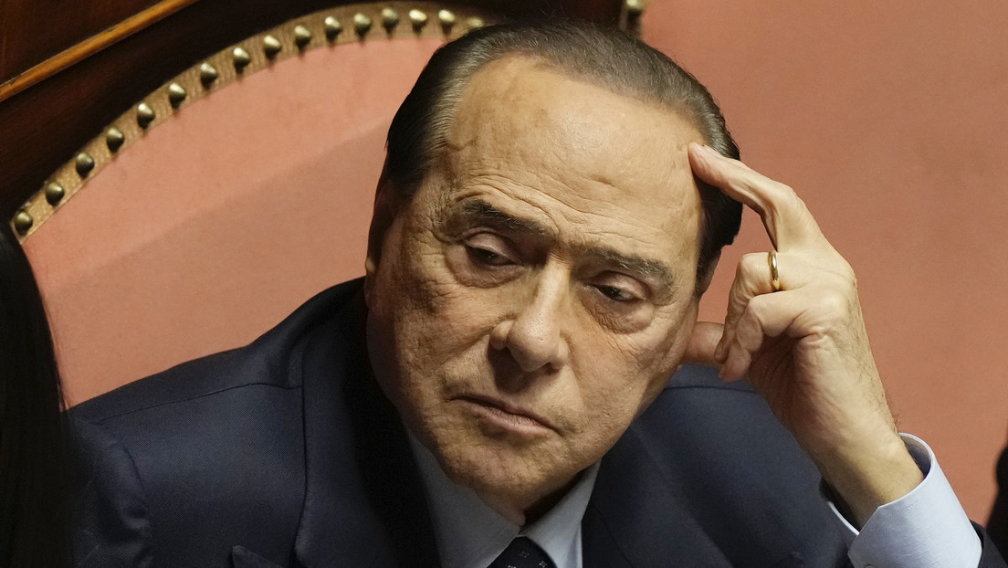El ex primer ministro italiano Silvio Berlusconi está ingresado en cuidados intensivos