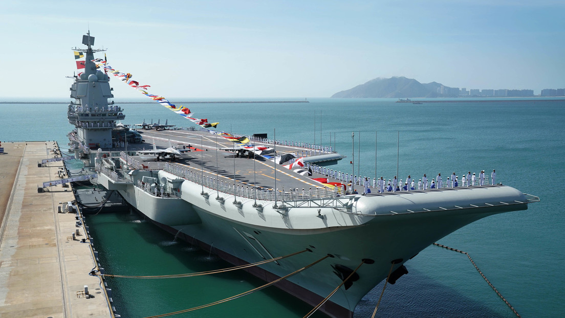 El portaviones chino Shandong navega cerca de Taiwán en sus primeros ejercicios en el Pacífico Occidental