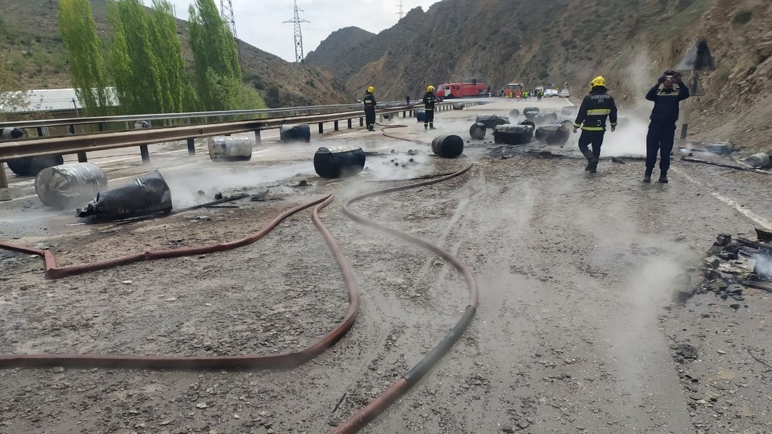 VIDEO: Las llamas envuelven una carretera tras la potente explosión de un camión en Uzbekistán