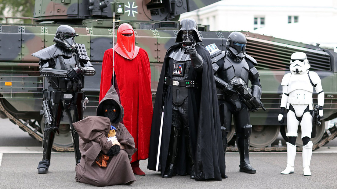 Darth Vader y sus secuaces asisten a la inauguración de una sede del Comando Espacial de las Fuerzas Armadas de Alemania