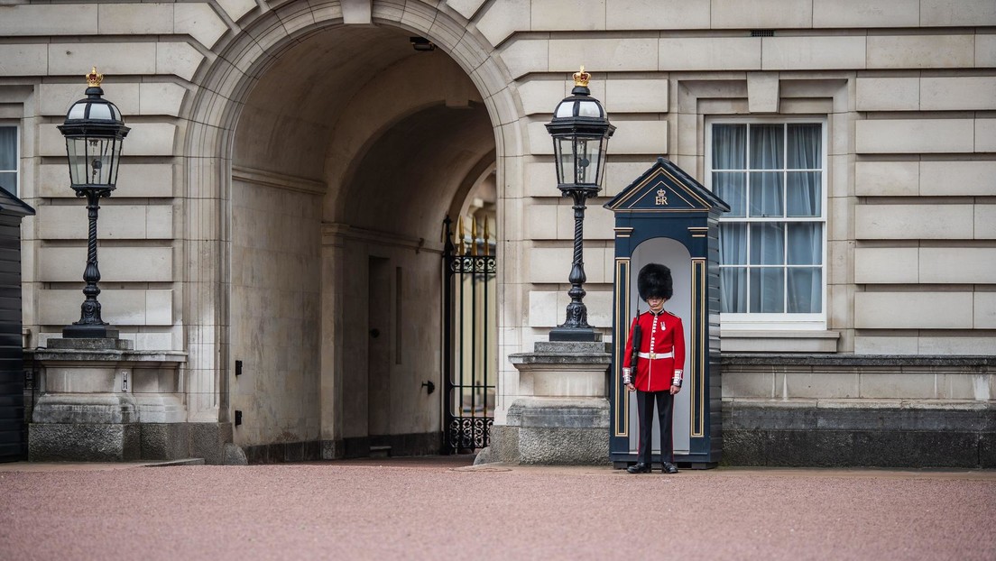 Un guardia real británico le grita en la cara a una turista que quería fotografiarse con él Un guardia real británico le grita en la cara a una turista que quería fotografiarse con él