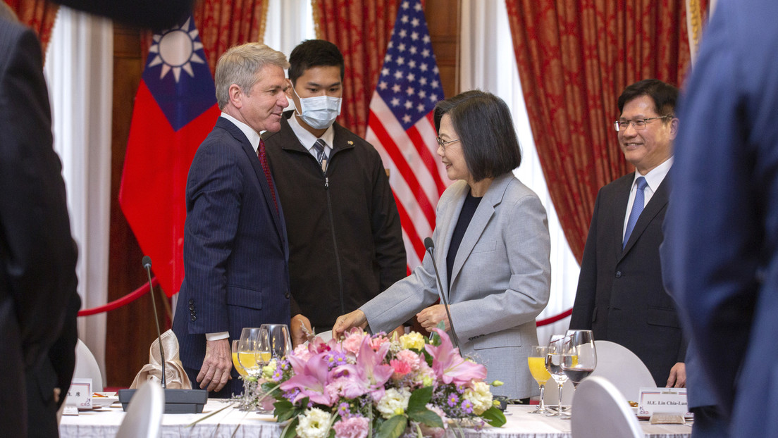 Una delegación de EE.UU. promete armas y entrenamiento militar durante una visita a Taiwán