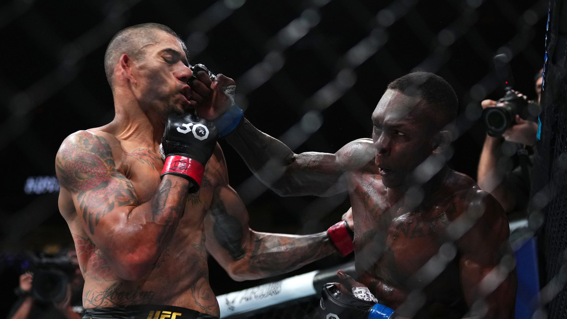 Israel Adesanya consigue el título de los medianos de la UFC con un brutal KO ante Alex Pereira