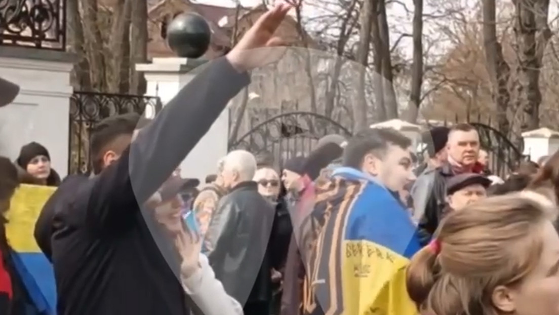 VIDEO: Activista hace el saludo nazi frente a una catedral de la Iglesia ortodoxa canónica ucraniana