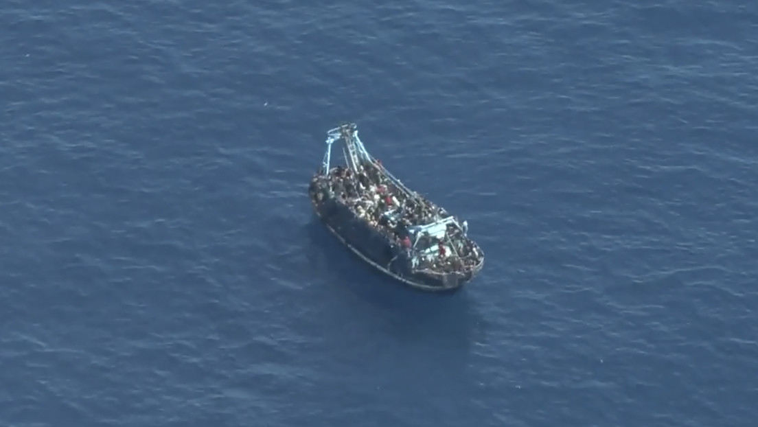 Un barco con 400 personas a bordo está a la deriva en el Mediterráneo y Malta impide la ayuda de otras naves