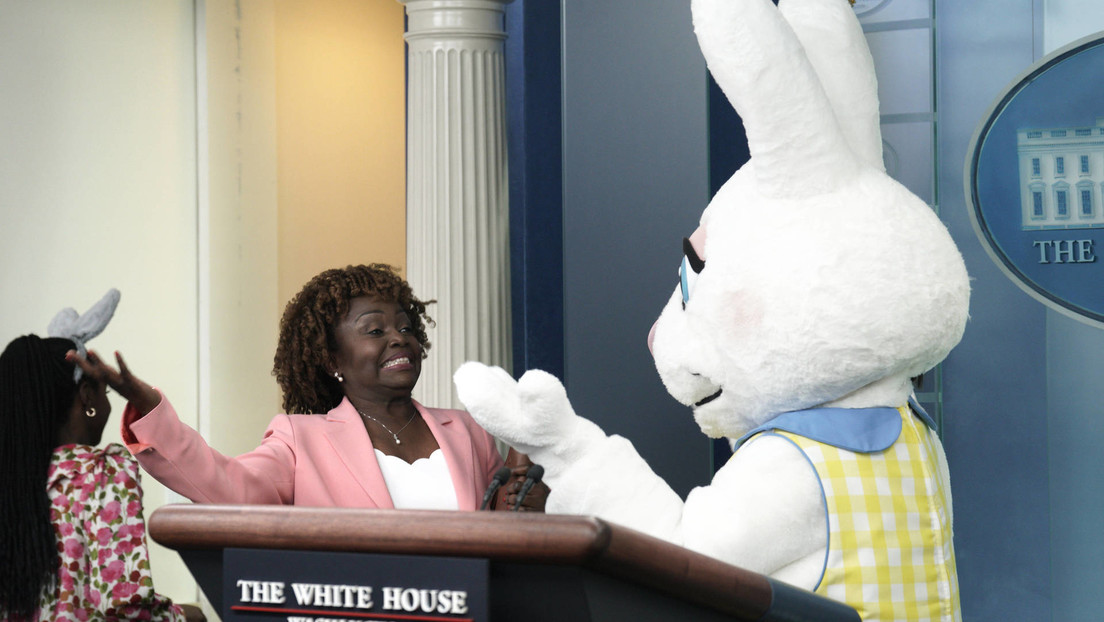 Conejo de Pascua 'irrumpe' en una rueda de prensa de la Casa Blanca y le preguntan sobre Trump