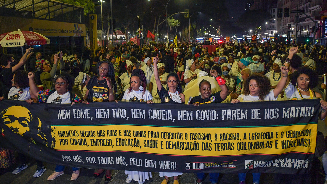 "¿Soy una amenaza?": una mujer negra protesta semidesnuda contra el racismo en un Carrefour de Brasil