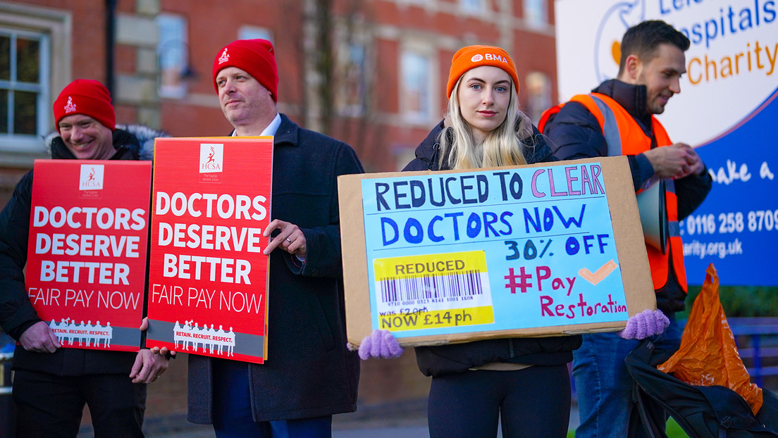 Cancelan más de 250.000 turnos por paro de médicos residentes en el Reino Unido